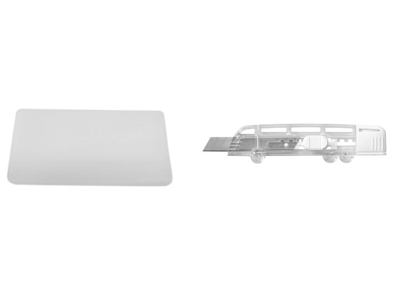 Een witte plastic schraper en een transparant hobbymes met een metalen mes.