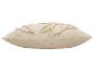 Beige decoratief kussen met een getextureerd bladpatroon.