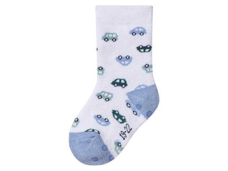 Witte kindersokken met blauwe en groene autopatronen, met antislipnoppen.
