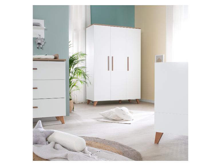 Een moderne kinderkamer met witte en houten meubels, waaronder een ladekast, kledingkast en ledikant.