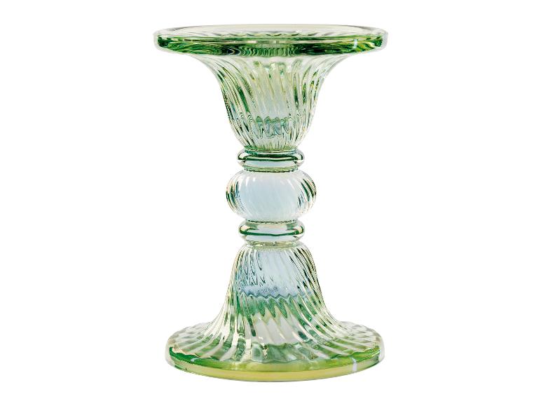Een groene glazen voet voor een taart of cake.