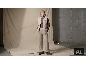 Een vrouw in een beige fleece bodywarmer, bruine top met lange mouwen en bijpassende broek.