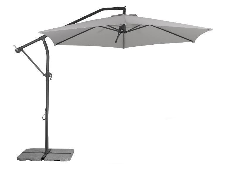 Een grijze parasol voor de tuin met een verstelbaar handmatig mechanisme.