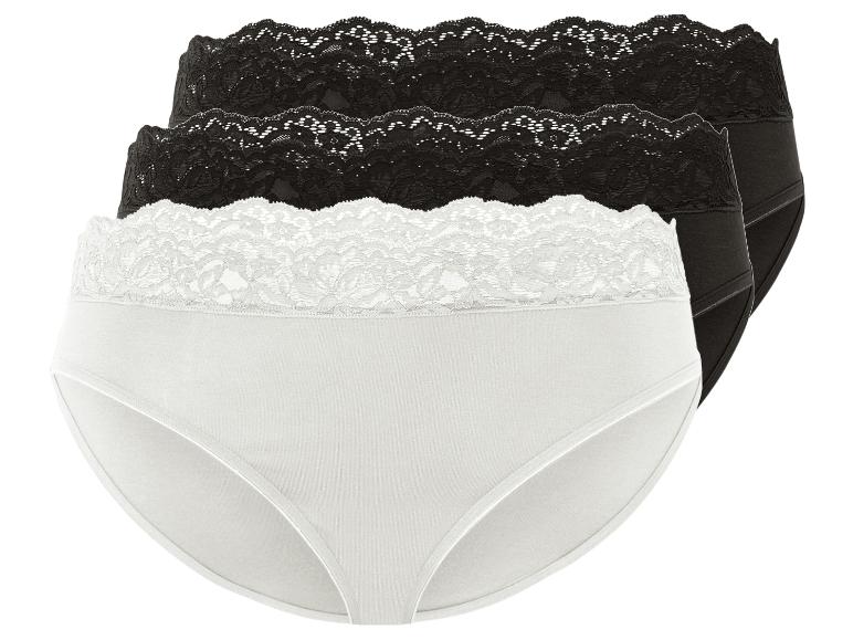 Drie paar witte en zwarte slipjes met kant.