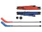 Twee hockeysticks, een puck, een bal en twee sets opgevouwen hockeydoelen in rood en blauw.