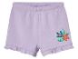 Lila korte broekjes met bloemenprint voor baby's.