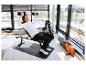 Man traint met dumbbells op CRIVIT vloerbeschermingsmat.