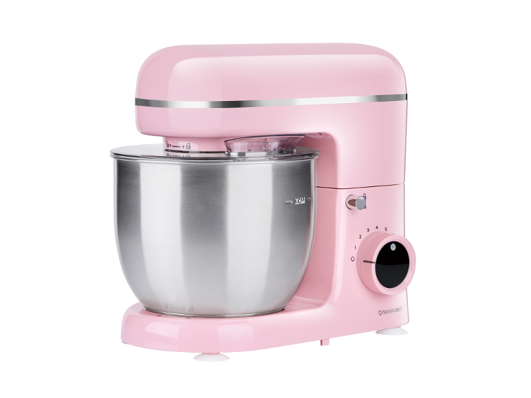 Een roze SilverCrest keukenmachine met een roestvrijstalen kom.