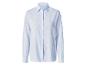 Blauwe damesblouse met fijne witte strepen, lange mouwen en knopen.