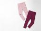 Twee paar leggings, een roze en een donkerrode.