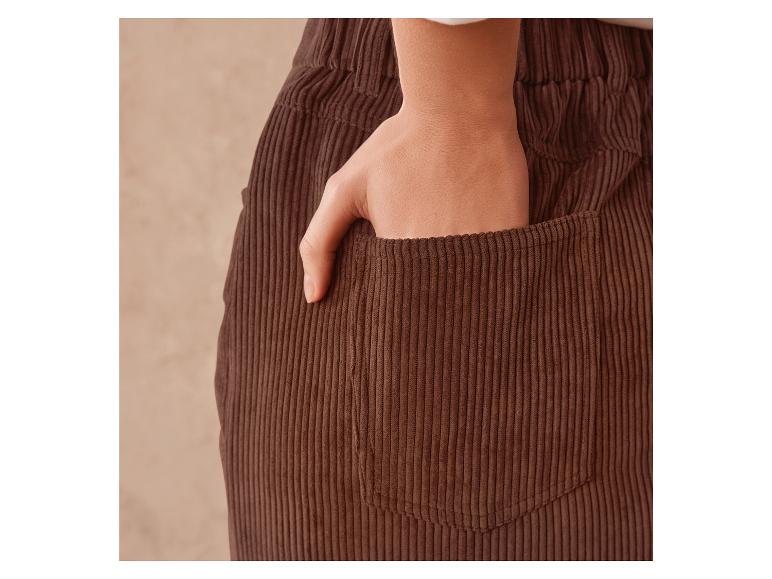 Close-up van een bruine corduroy broek met een zak.