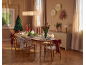 Kerstdinerkamer met gedekte tafel, stoelen met strikken en feestelijke wanddecoratie.