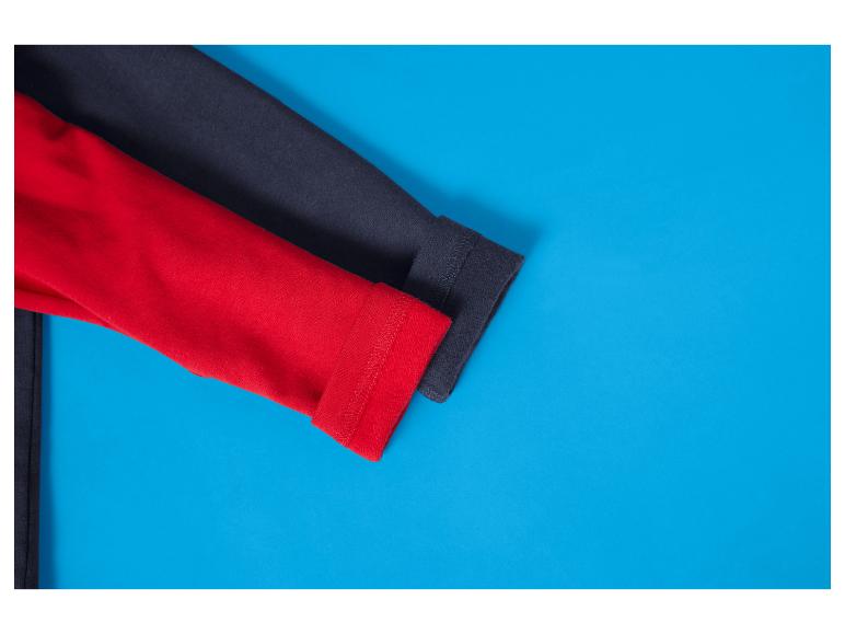 Twee mouwen van een shirt, één rood en één donkergrijs, op een blauwe achtergrond.