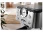 Close-up van een geborsteld stalen De'Longhi espressomachine met drukmeter en knoppen.