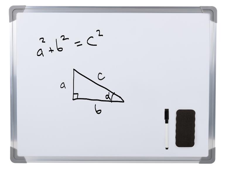 Whiteboard met de stelling van Pythagoras en een driehoek, met stift en wisser.