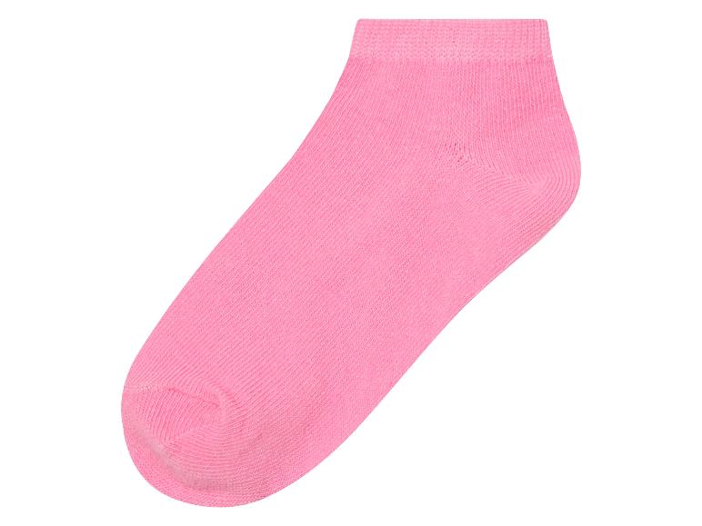 Een roze sok met een lage schacht.