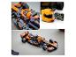 McLaren Formule 1 raceauto van bouwstenen, met helm en afstandsbediening.