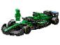 Een groene en zwarte LEGO Aston Martin F1-auto met een minifiguurcoureur.
