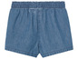 Een paar blauwe denim shorts met elastische tailleband.