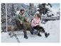 Familie buiten in de winter, vrouw draagt CRIVIT roze thermo-softshell jas.