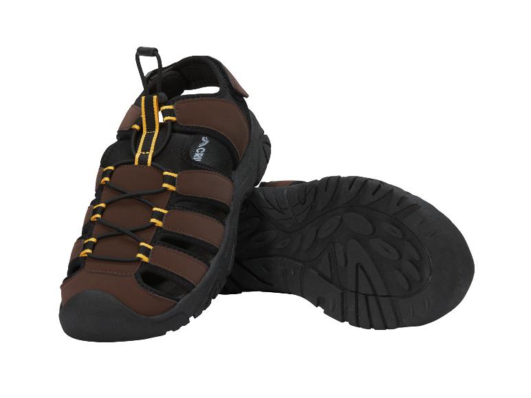Paar bruine en zwarte heren outdoorsandalen met gele accenten en gestructureerde zolen.