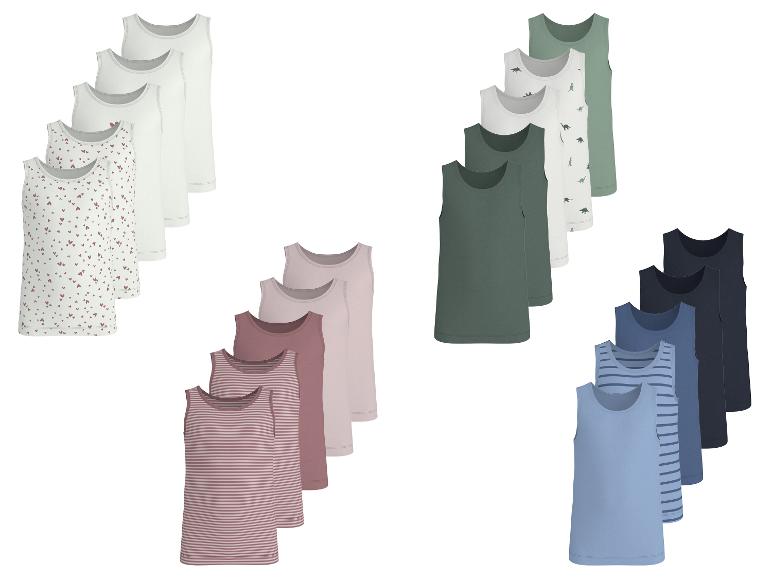 Kinderonderhemden in diverse kleuren en patronen, waaronder hartjes en dinosaurussen.