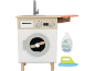 Houten speelgoedwasmachine met gootsteen, wasmiddel en strijkijzer.