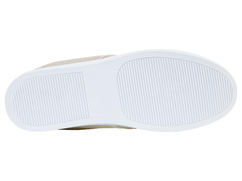 Beige schoenen met witte zolen.