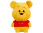 Gele pluche beer met een rood shirt met de tekst 'Pooh'.