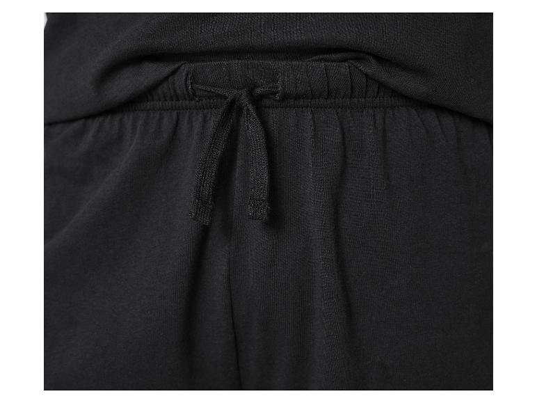 Detail van de elastische tailleband met trekkoord van een zwarte joggingbroek.