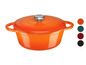 Een oranje gietijzeren braadpan met deksel.