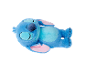 Slapende blauwe pluche knuffel op een zwarte achtergrond