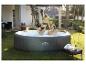 Koppel ontspant in een opblaasbaar Lay-Z-Spa Mauritius jacuzzi.