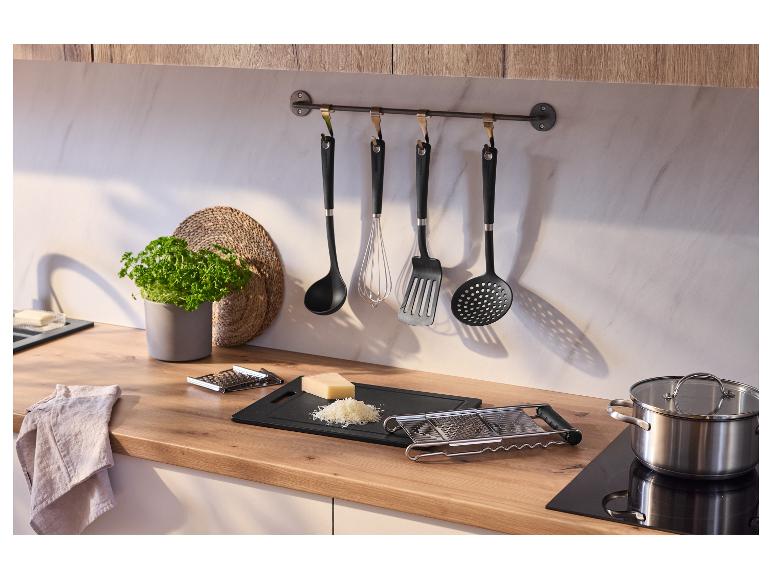 SILVERCREST® roestvrijstalen rasp op het aanrecht.