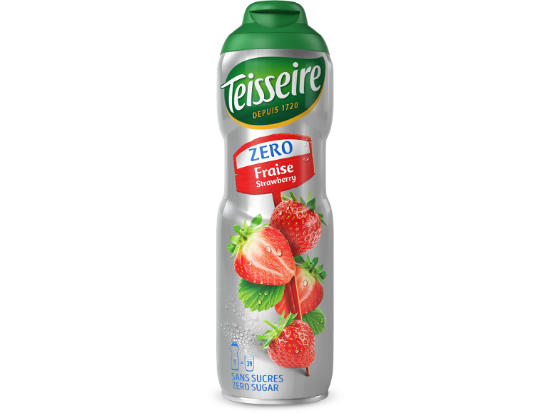 Suikervrije aardbeiensiroop in een metalen fles