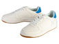 Twee paar witte sneakers met blauwe accenten.