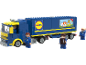 Speelgoedblauwe vrachtwagen met oplegger en speelfiguren in blauwe uniformen.