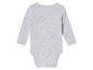 Een grijze baby romper met lange mouwen.