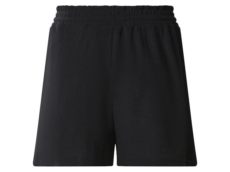 Zwarte shorts met elastische tailleband en gekreukelde textuur.