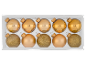 Tien gouden kerstballen in een doos, vijf glanzend en vijf glitterend.