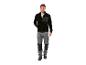 Man in zwarte fleece jas en grijze werkbroek