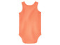Een oranje baby romper.
