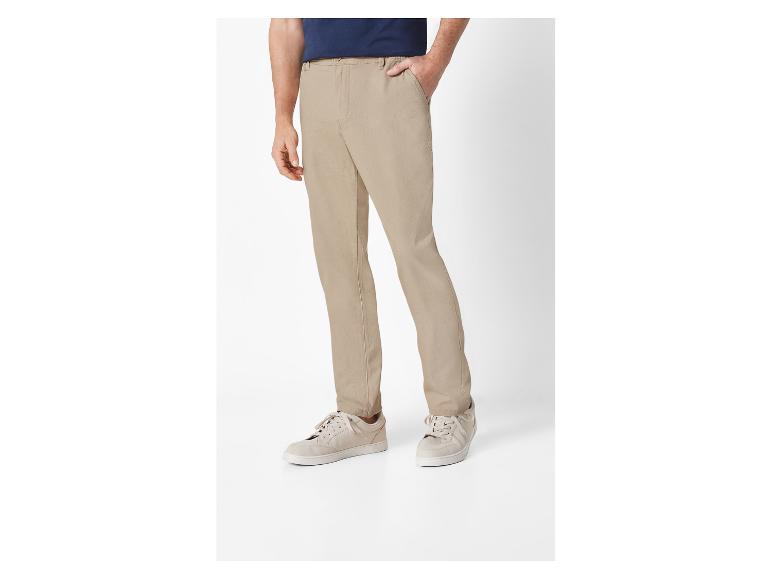 Beige broek en lage sneakers: casual outfit voor heren.