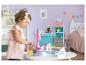 Peuter speelt met een Gabby's Dollhouse keukenspeelset, maakt ijs en wafels.