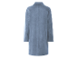 Een lange, lichtblauwe jas.