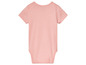 Een roze babypakje met korte mouwen.