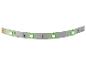 Groene LED-strip met meerdere diodes en weerstanden op een witte achtergrond.