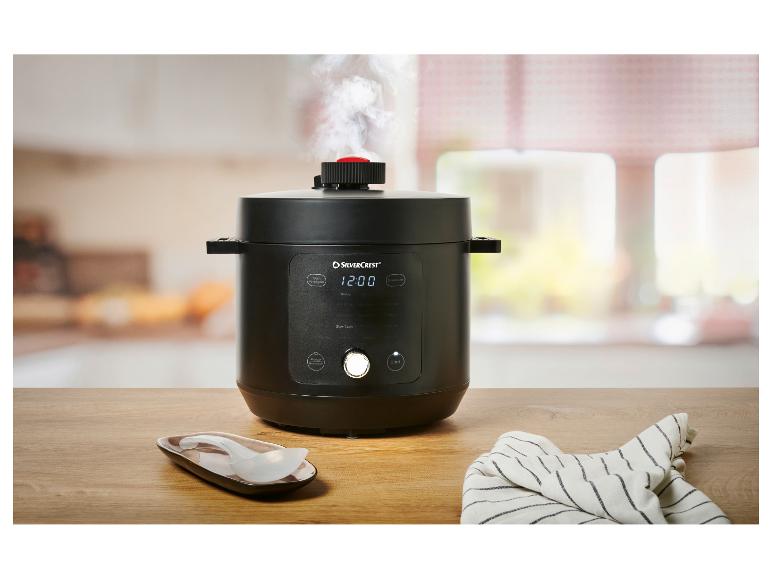 Een SilverCrest snelkookpan op een houten tafel.