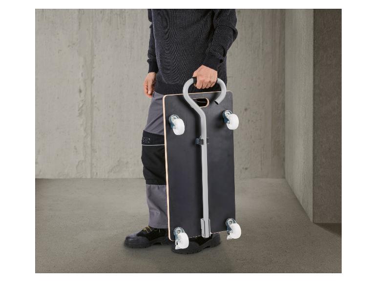 Man houdt een transportkar met handvat vast, klaar voor gebruik.