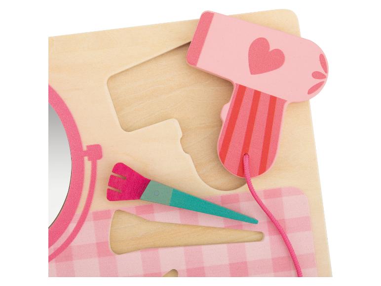 Houten speelgoed met föhn, borstel en spiegel in roze tinten.